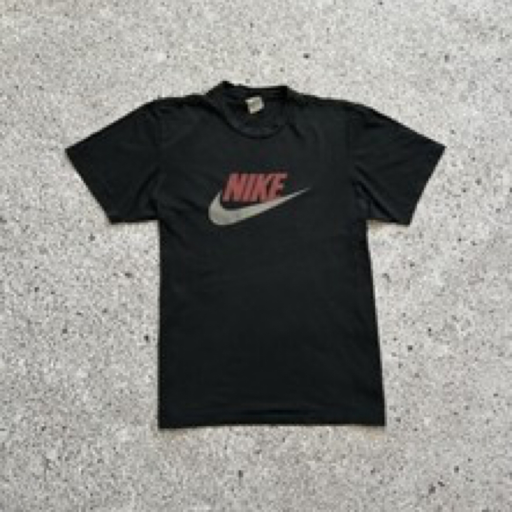 Vintage 90’s Nike Graphic Logo Black Men’s T-shirt  Size Small Y2K